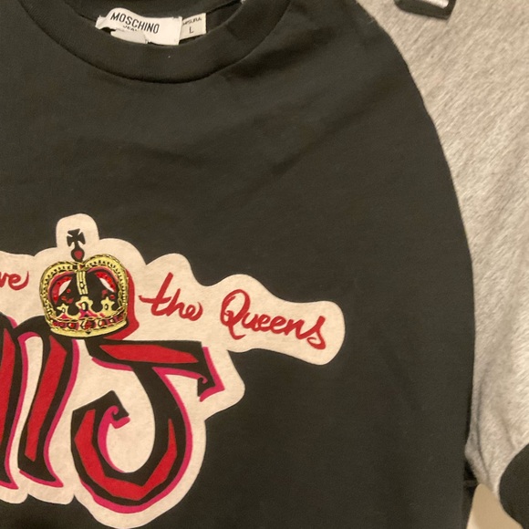 Moschino - God save the queens VINTAGE Black and Gray Graphic T-Shirt - Picture 4 of 10